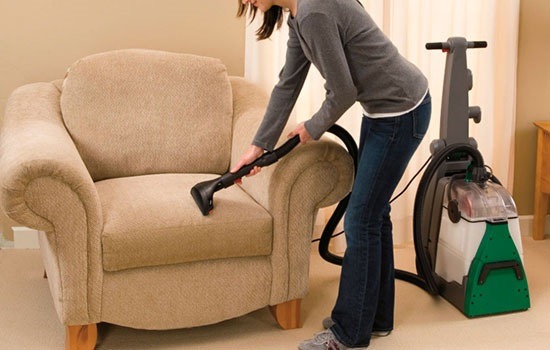 Як почистити м'які меблі правильно?