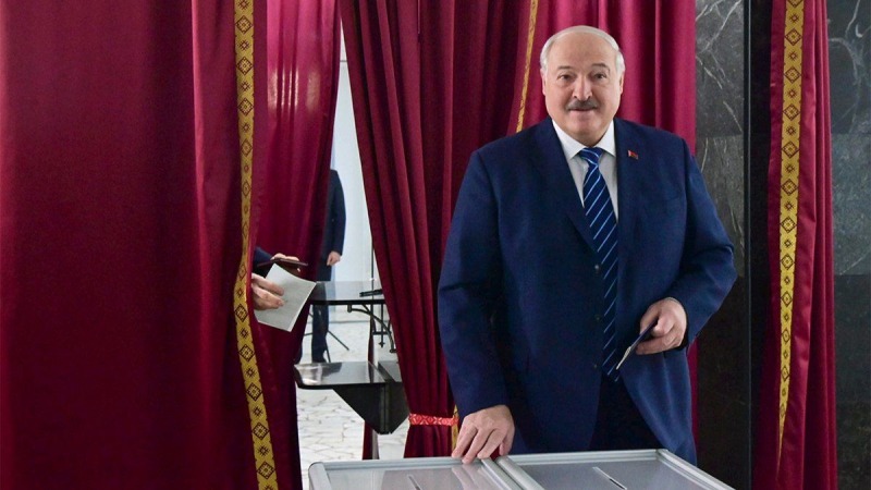 Лукашенко нарисовали результат Путина на президентских "выборах" в Беларуси