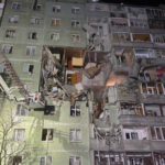 rf-snova-atakuet-mirnyh-ukraincev-v-sumah-dron-priletel-v-zhiluju-mnogoetazhku-est-pogibshie-i-ranenye-da0cf5c.jpg