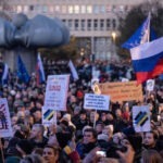 slovakija-vosstala-protiv-fico-sotni-tysjach-v-bratislave-i-drugih-gorodah-trebujut-otstavki-druga-putina-3ff4be8.jpg