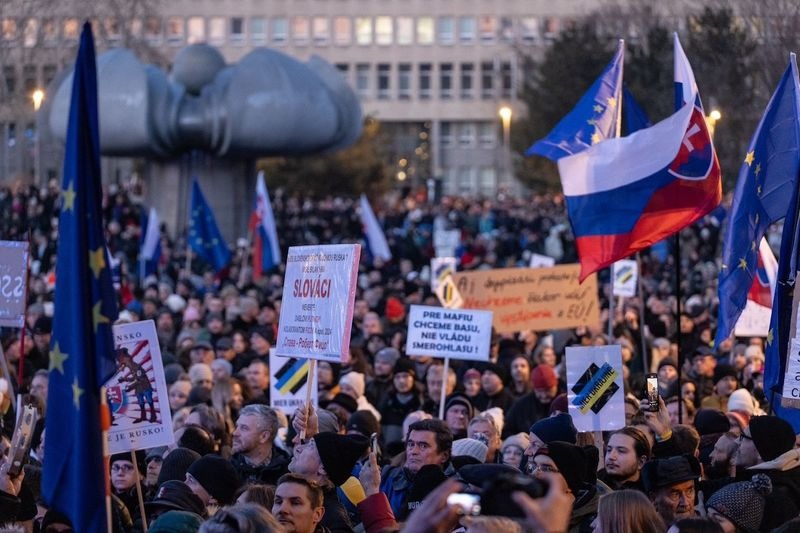 Словакия восстала против Фицо: сотни тысяч в Братиславе и других городах требуют отставки друга Путина