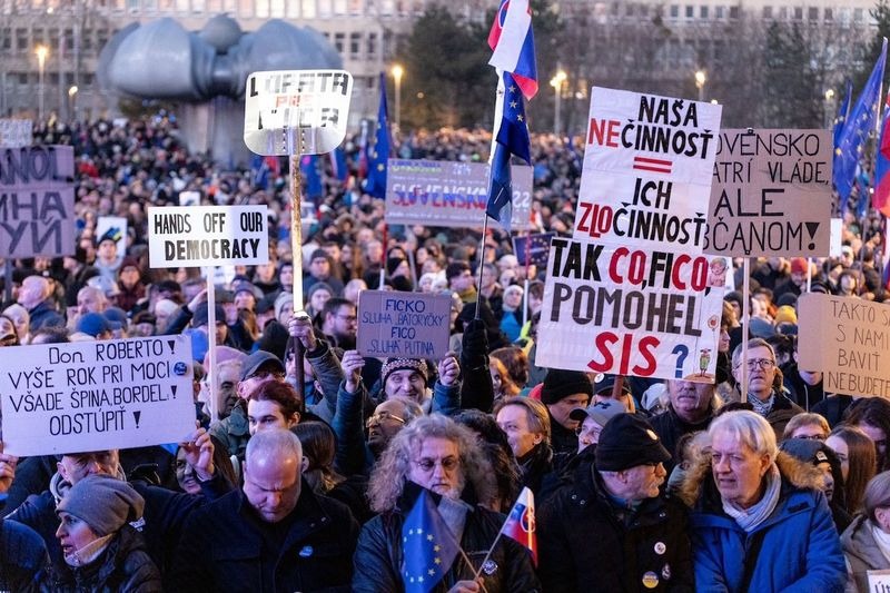 Словакия восстала против Фицо: сотни тысяч в Братиславе и других городах требуют отставки друга Путина