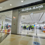ubytki-nastigli-krupnejshego-proizvoditelja-odezhdy-v-rf-gloria-jeans-zakryvaet-fabriki-e194e59.jpg