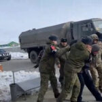 kalech-polki-otpravljajutsja-v-boj-v-set-popalo-video-otpravki-na-shturm-okkupantov-na-kostyljah-46bd7e8.jpg