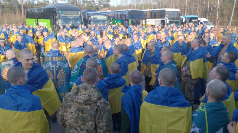 "Наши дома – лучшая новость", – Украина вернула из российского плена еще 277 защитников