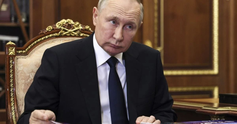 Охрана испугалась за жизнь Путина, увидев в Кремле "опасный" подарок из Омана