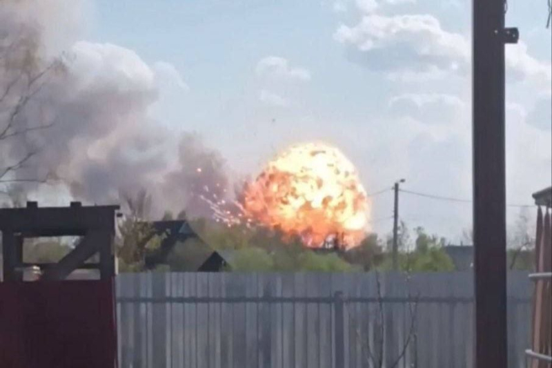 ​"Волна какая", – над 51-м арсеналом ГРАУ в РФ поднялся шар огня, звучат взрывы, люди бегут