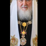 na-patriarhe-kirille-zametili-cerkovnuju-dragocennost-ukradennuju-u-ukrainy-pojavilis-foto-599e177.jpg