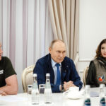 poest-konfet-i-popit-chaj-v-kremle-govorjat-chto-putin-v-100-km-ot-ukrainy-1482784.jpg