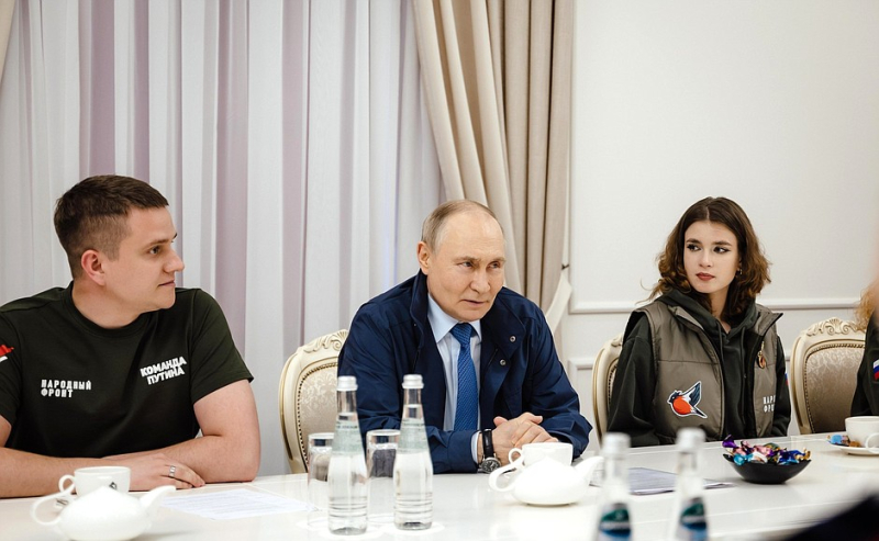 ​Поесть конфет и попить чай: в Кремле говорят, что Путин в 100 км от Украины