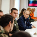 poest-konfet-i-popit-chaj-v-kremle-govorjat-chto-putin-v-100-km-ot-ukrainy-630c926.jpg