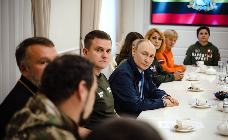 ​Поесть конфет и попить чай: в Кремле говорят, что Путин в 100 км от Украины