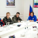 poest-konfet-i-popit-chaj-v-kremle-govorjat-chto-putin-v-100-km-ot-ukrainy-a5a56a3.jpg