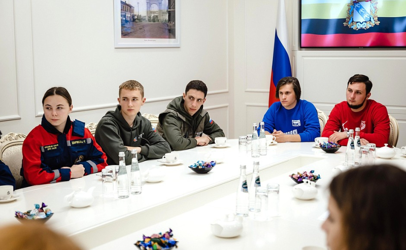 ​Поесть конфет и попить чай: в Кремле говорят, что Путин в 100 км от Украины