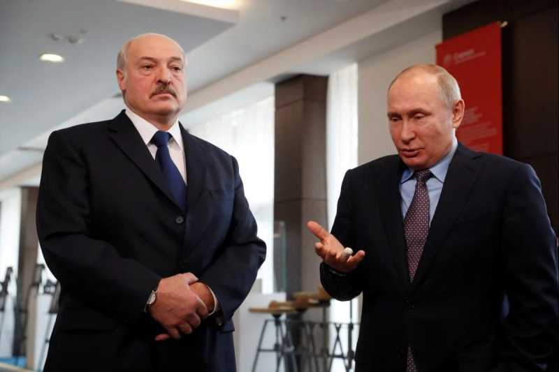 ​Санкции пробили брешь в "империи": Путин и Лукашенко спасаются импортом картошки из Европы
