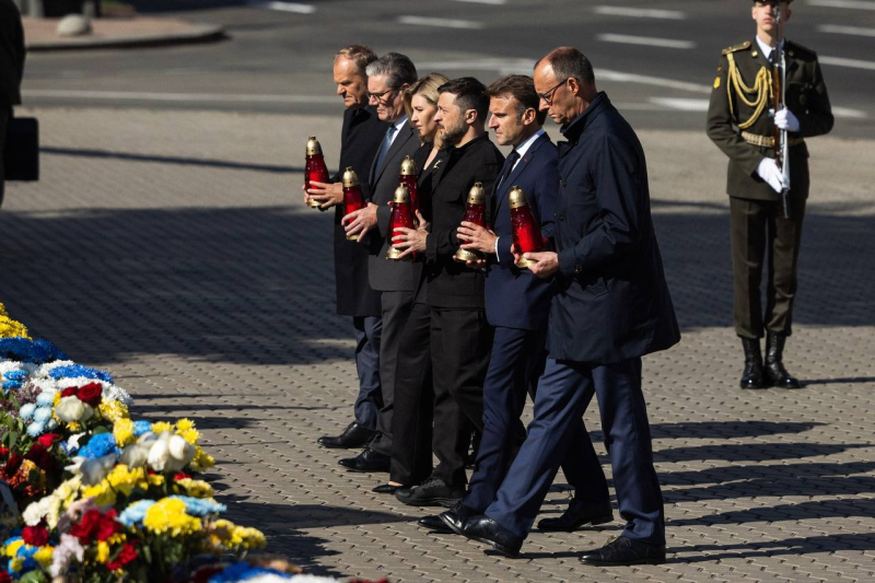 "Вечная слава..." - Зеленский и лидеры Европы почтили в Киеве память павших защитников Украины