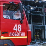 rossija-udarila-po-prigorodu-harkova-pojavilis-kadry-kak-spasateli-tushat-pozhar-na-pochte-d90bbef.jpg