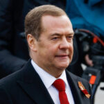 medvedev-grozit-genseku-nato-sibirskim-lagerem-stoit-uchit-russkij-jazyk-cc702b2.jpg