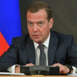 medvedev-nahamil-trampu-posle-reshenija-vozobnovit-postavki-oruzhija-ukraine-2723851.jpg