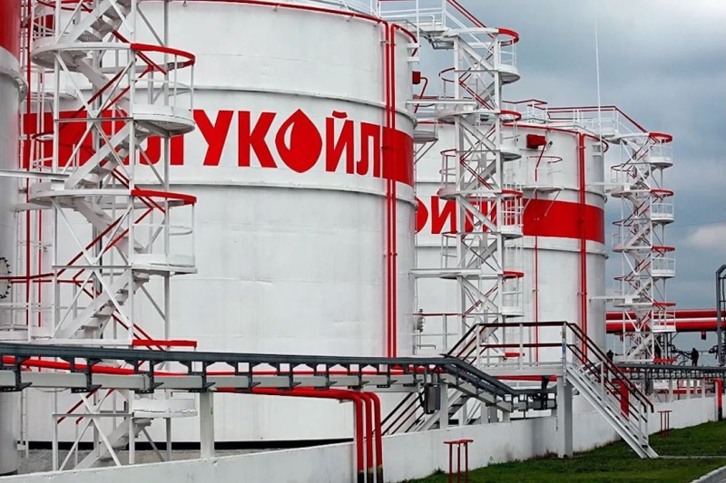 На нефтебазе "Лукойла" в Коми прогремел мощный взрыв – появилось видео