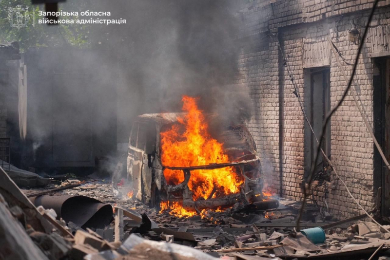 Последствия атаки РФ по Запорожью: беспилотники ударили по жилым районам и ТЦК, много пострадавших – ОВА