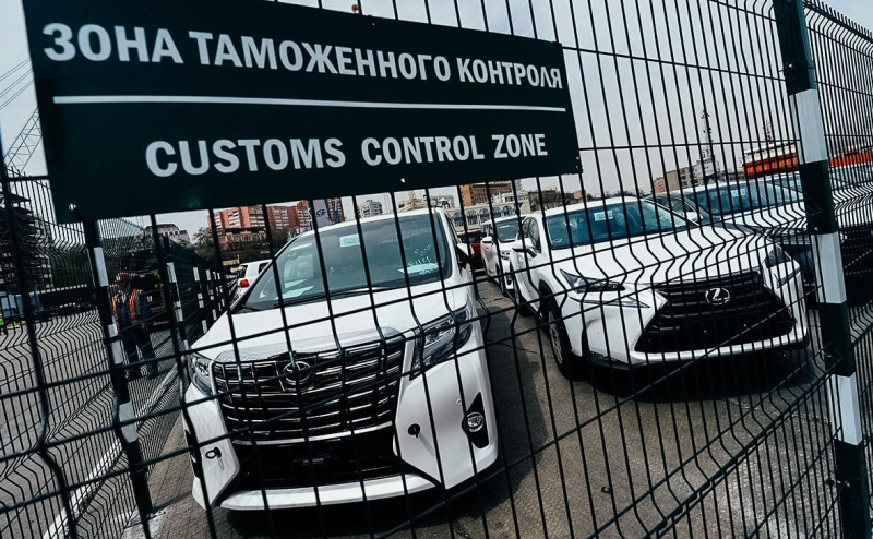 Тысячи россиян после ухода западных автобрендов "клюнули" на "дубайскую схему" и поплатились