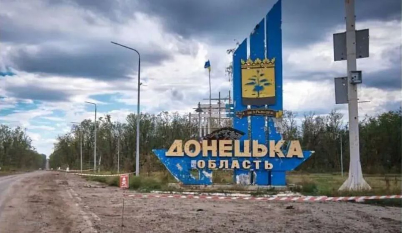 Временно оккупированный Донецк массово атаковали беспилотники: жители города и области остались без света