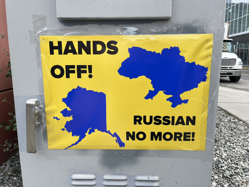 ​"Никогда больше не будут российскими", - в Анкоридже проходит митинг на фоне прилета Путина на Аляску