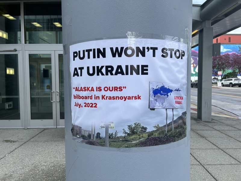 ​"Никогда больше не будут российскими", - в Анкоридже проходит митинг на фоне прилета Путина на Аляску