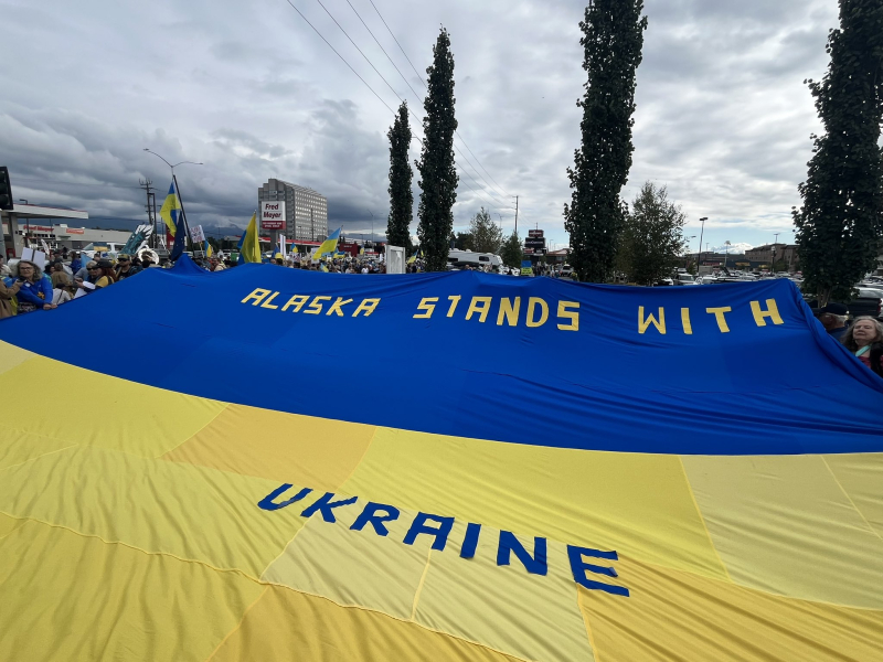 ​"Никогда больше не будут российскими", - в Анкоридже проходит митинг на фоне прилета Путина на Аляску