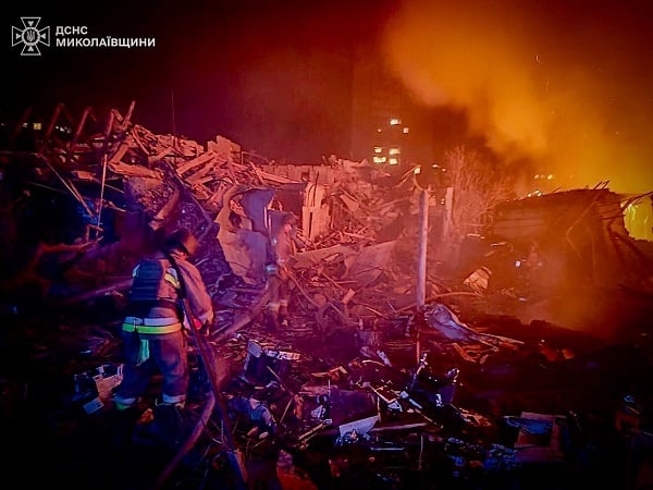 Оккупанты ударили ракетой Х-22 по Николаеву, разрушив дома: из-под завалов достали раненых