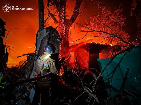Оккупанты ударили ракетой Х-22 по Николаеву, разрушив дома: из-под завалов достали раненых