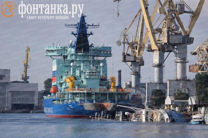 "Всю ночь шла борьба..." – в Петербурге ушло под воду новое судно ВМФ РФ "Капитан Ушаков"