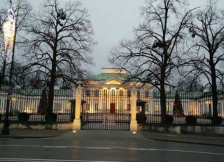 Дрон над правительственным кварталом: Туск раскрыл детали инцидента в центре Варшавы