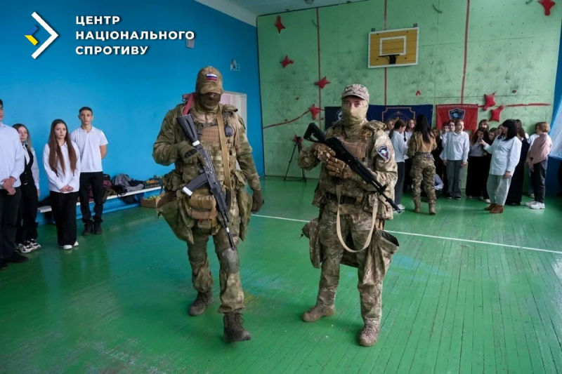 В оккупированном Донецке российских боевиков привлекают к "обучению" детей – ЦНС