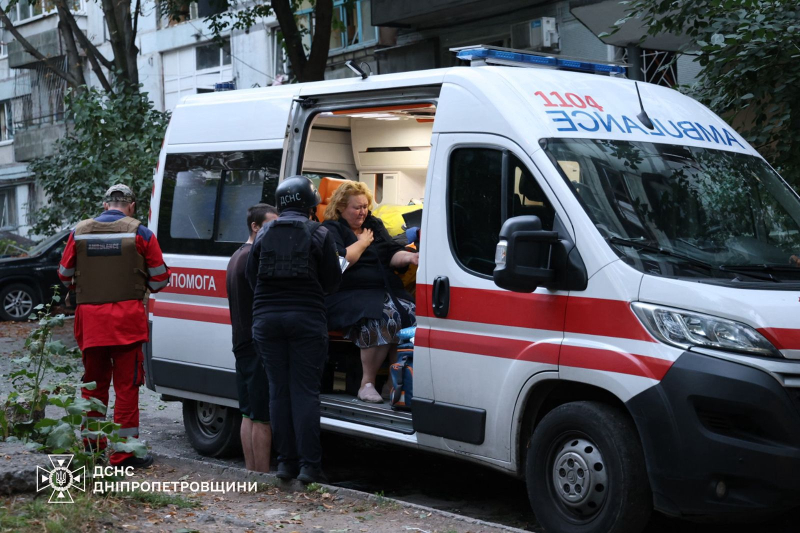 В Сети показали спасательную операцию на месте попадания российского дрона в многоэтажку в Днепре