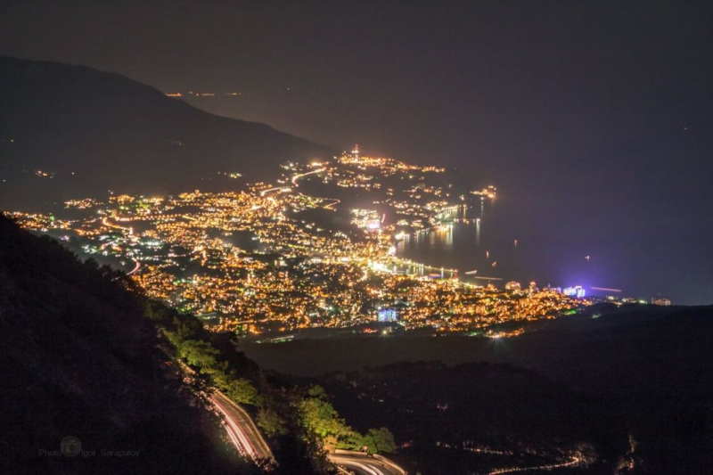 В трех районах Крыма прозвучали взрывы: повреждены объекты ПВО, военная инфраструктура, есть раненые &ndash; СМИ