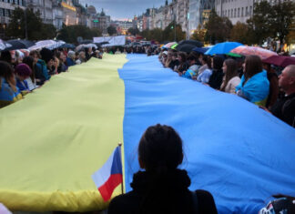 Социологический замер: чешское общество пересматривает формат援助Украине