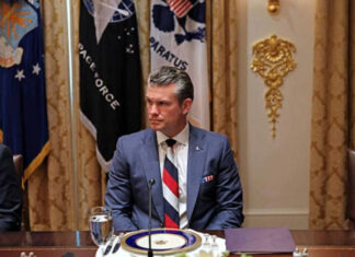 Министр обороны США удивил дипломатический этикет необычным нарядом на встрече с Зеленским