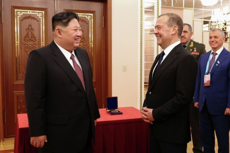 Медведев привез корейскому диктатору Ким Чен Ыну письмо Сталину: что в нем было