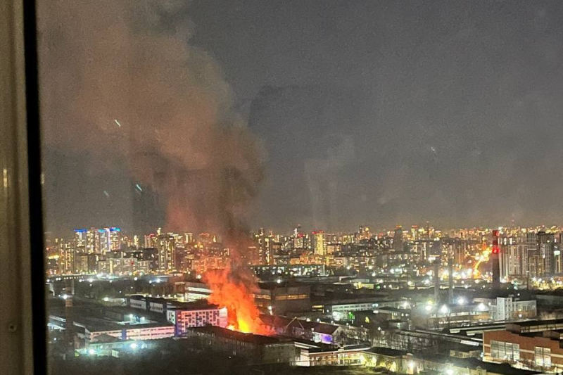 Мощный пожар охватил турбинный завод в Екатеринбурге: пылает кровля стратегического объекта РФ