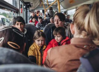 Экстренная эвакуация: В Харьковской области раскрыли масштабы вывода семей с детей из опасных районов