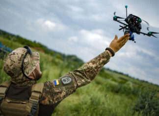 Украинские операторы FPV-дронов уничтожили российский комплекс радиоэлектронной борьбы после самонаводки оккупантов