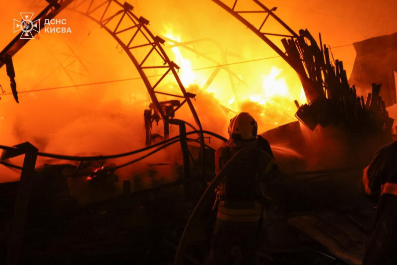 Последствия террора РФ в Украине: много пожаров, атакована синагога, погиб спасатель, повреждена ж/д