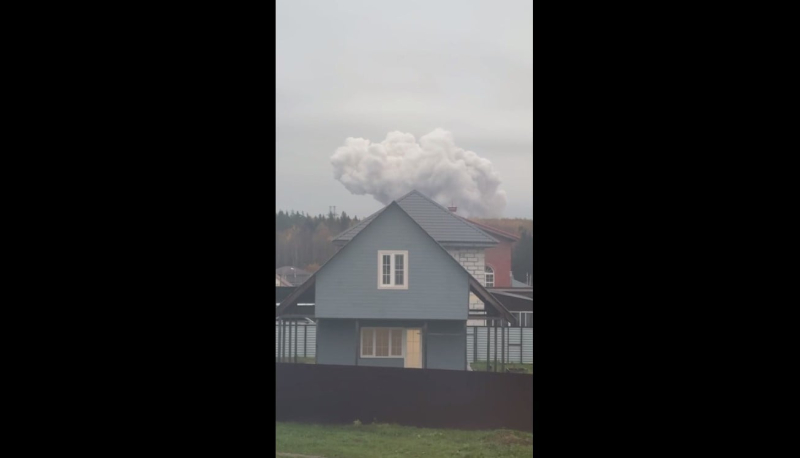 Предприятие Роскомоса под Москвой окутал огромный столб дыма, очевидцы сообщают о "взрыве"