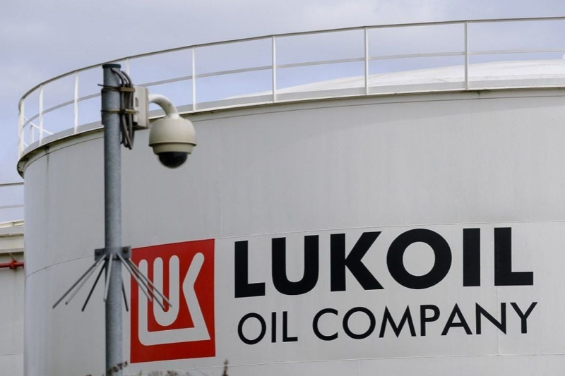 ​Санкции Трампа добили "Лукойл": нефтяной гигант РФ кинулся распродавать имущество за рубежом