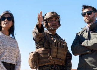 Экстремальный инцидент на военных учениях: снаряд угрожал кортежу вице-президента США