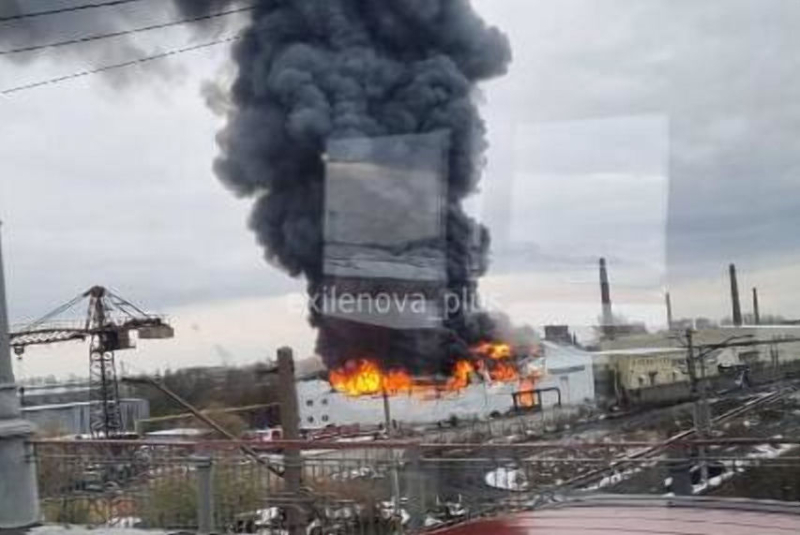 В Новосибирске мощно горит военный "Завод Припоев" – в Сети показали видео