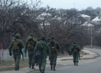 Командование РФ прибегает к радикальным мерам: солдатам запрещают пользоваться личными картами