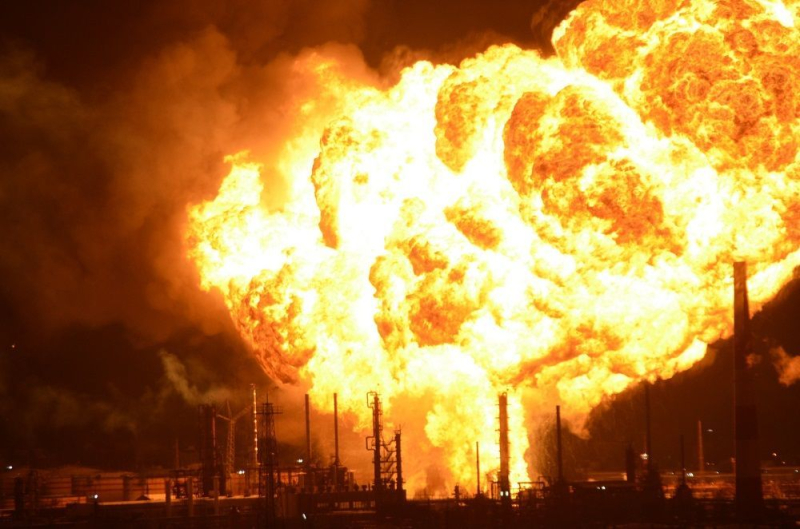 "Вот это масштаб!" – ВСУ почти полностью разнесли нефтяной терминал в Феодосии
